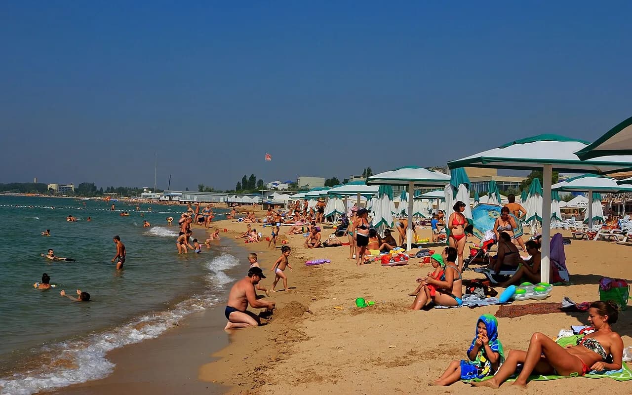 Песчаный пляж на побережье Евпатории
