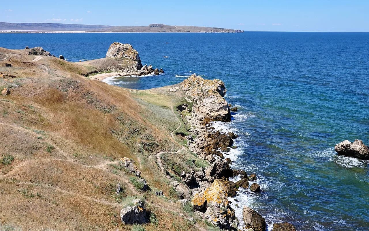 Скалистое побережье Азовского моря у Курортного