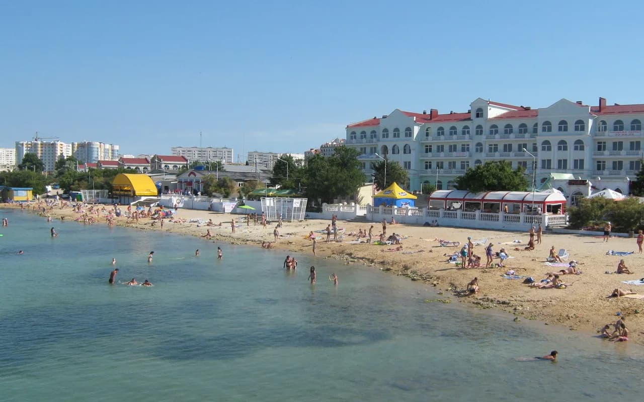 Пляж Омега на берегу Круглой бухты