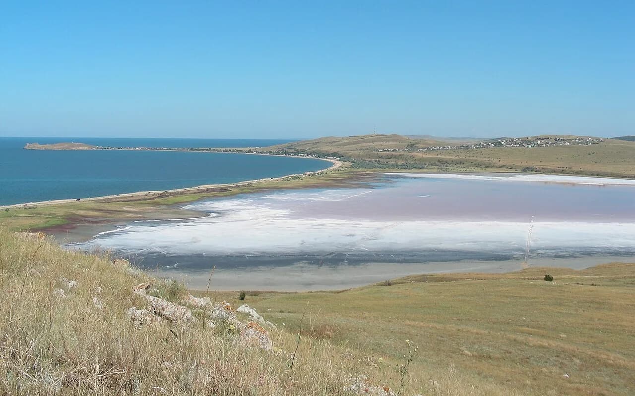 Озеро Чокрак и пересыпь у Азовского моря